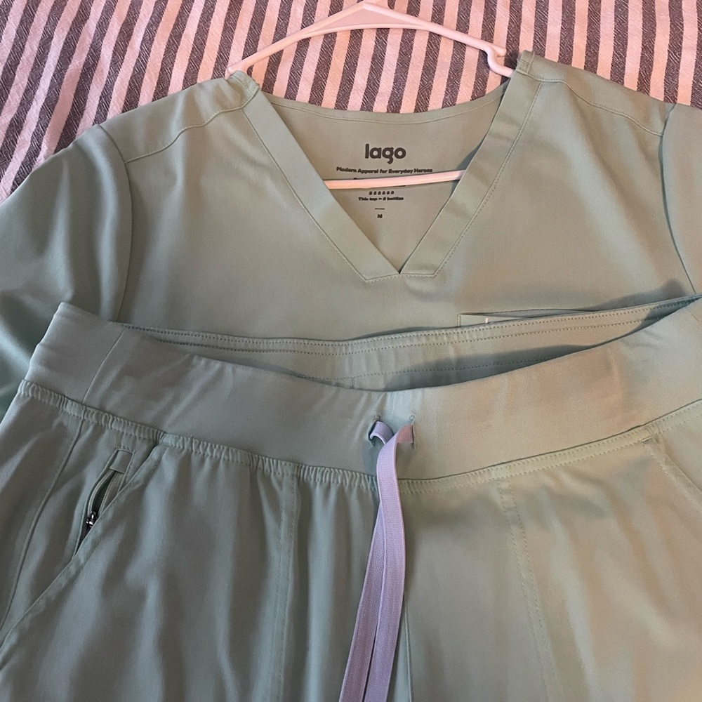 Lago Mint Scrub Set- Size Medium top and jogger bottom
